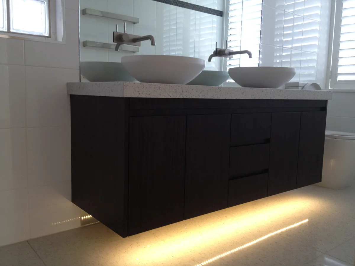 Dark floating double vanity in a bathroom
